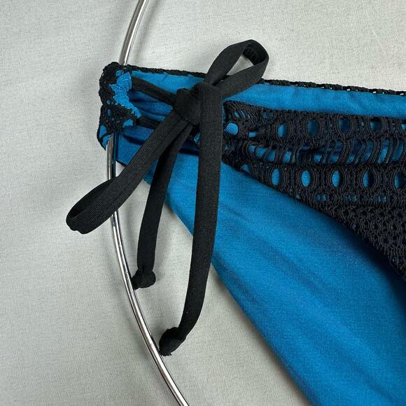 CA by Vitamin A Women’s Medium Micheala Crochet Reversible - Picture 2 of 7